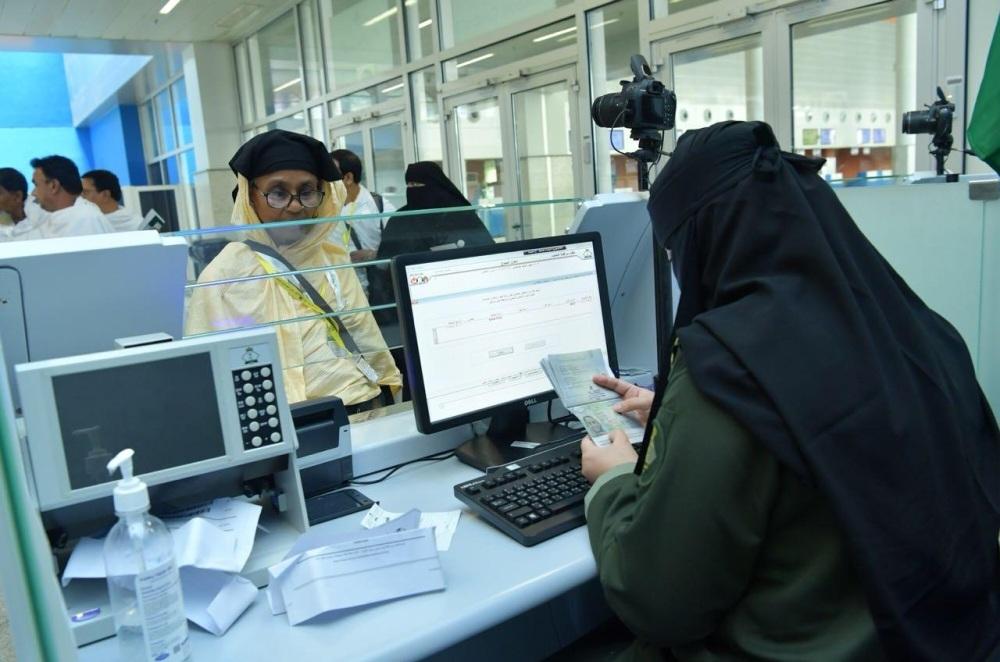 ما هي شروط التقديم على الوظائف العسكرية للنساء برتبة جندي؟  إعادة جوازات السفر